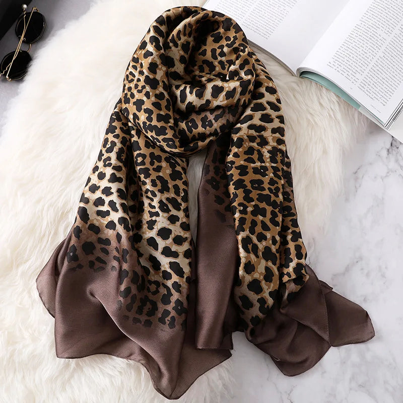 Sofia Amoretti Thin Scarf with Leopard Pattern